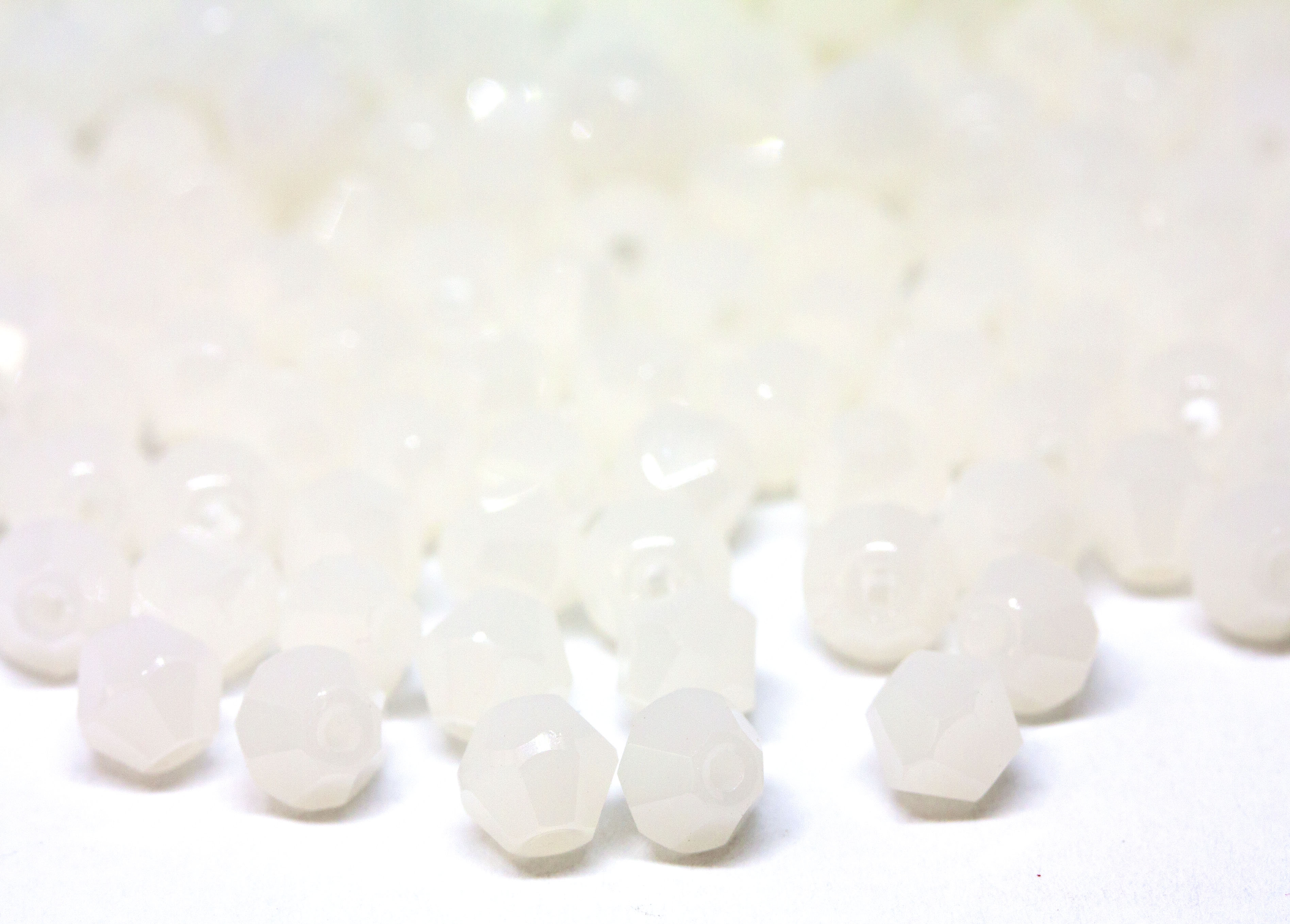 Намистина Біконуси White Opal
